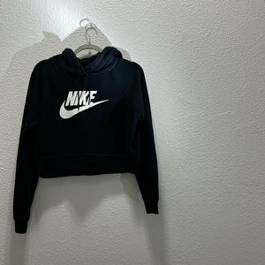 Black nike cropped hoodie🖤